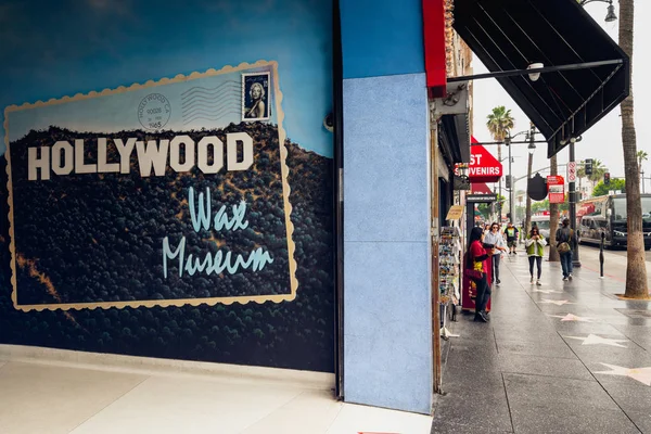 ハリウッド ウォーク フェーム モーニングハリウッドワックス博物館のコーナーと星の上を歩く観光客 ロサンゼルス ハリウッド カリフォルニア アメリカ 2019年5月14日 — ストック写真