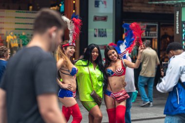 Times Meydanı, New York'un ikonik caddesidir. Sokak Manzarası, Turistler, Sokak Sanatçıları