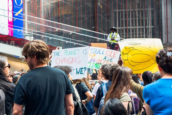 Στην πλατεία Τάιμς της Νέας Υόρκης. Νέοι άνθρωποι συγκεντρώθηκαν για μια διαμαρτυρία — Φωτογραφία Αρχείου