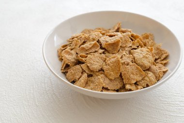 Beyaz Arka Planda Tost Yulaf Ezmesi Gevreği Kase. Lezzetli, Sağlıklı Kahvaltı, Lif ve Vitamin Ler İyi Kaynak