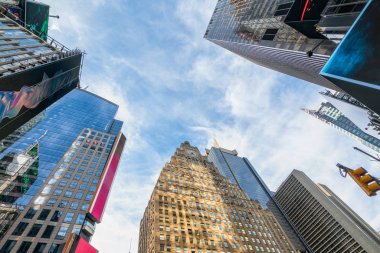 New York City Time Square, Paramount Binası ve Gökdelenler Düşük Açı Görünümü