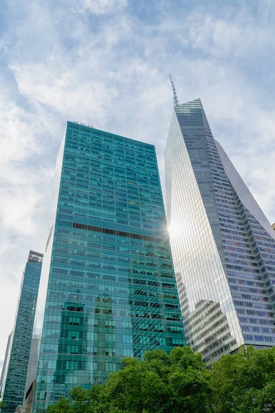 New York City Wolkenkrabbers Felle Zon Prachtige Bewolkte Blauwe Hemel — Stockfoto