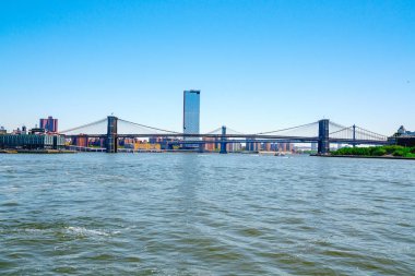 Tekne Turu Journey In the East River. Rıhtım, Brooklyn Köprüsü, Gökdelenler. New York Şehri