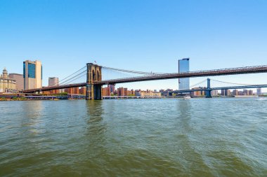 Brooklyn Köprüsü ve Manhattan Köprüsü, New York'ta. Tekne Turu Yolculuğu