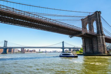 Brooklyn Köprüsü'nün altında, New York'ta. East River, Brooklyn Köprüsü ve Manhattan Köprüsü. Tekne Turu Yolculuğu