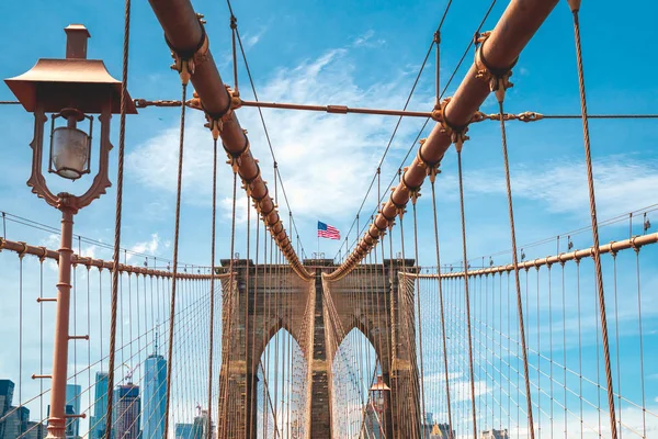 Ponte Brooklyn Bandiera Americana Sfondo Cielo Blu Nuvoloso New York — Foto Stock