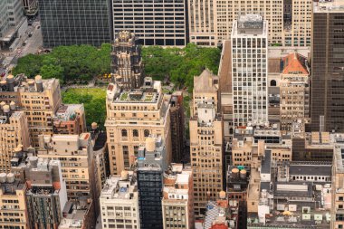 Midtown Manhattan silüeti ve Bryan Parkı 'nın havadan görünümü, New York City
