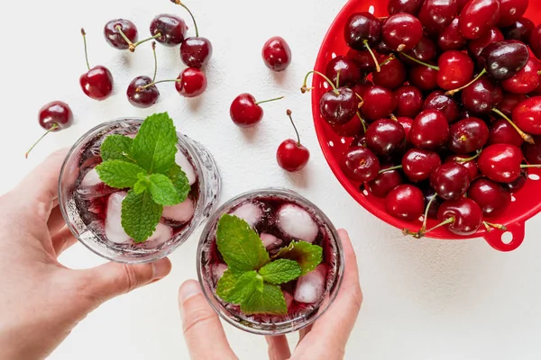 Vasos Jugo Cereza Con Hielo Menta Cerezas Tazón Una Mesa —  Fotos de Stock