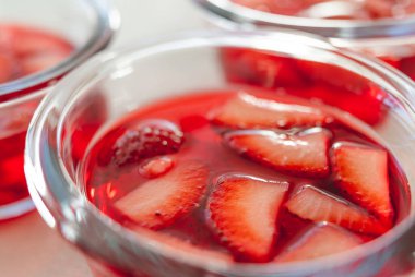 Çilek jöle yakın çekim, üst görünüm. Tatlı, Çilek Dilimleri ile Çilek Marmelat