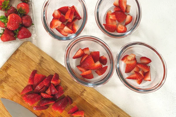 Gesneden Aardbeien Heldere Glazen Kommen Gesneden Aardbeien Een Snijplank Fruit — Stockfoto