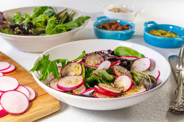 Mistura Salada Ervas Com Rabanete Fechar Uma Mesa Cozinha — Fotografia de Stock