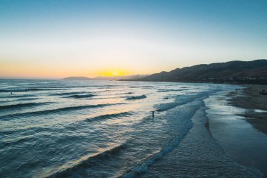  Sahilde gün batımı. Güzel Pasifik Okyanusu, Pismo Beach, Kaliforniya
