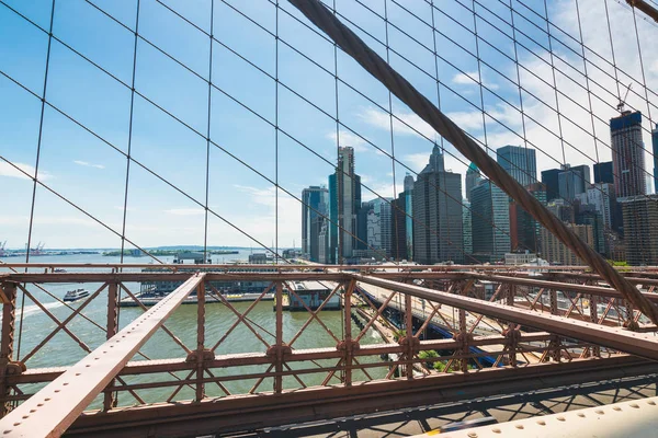Нью Йорк Бруклинский Мост Небоскрёбы Нижнего Манхэттена Облачный Фон Голубого — стоковое фото