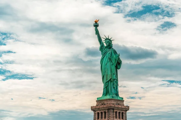 New York City Frihedsgudinden Mod Overskyet Blå Himmel Baggrund Kopier - Stock-foto