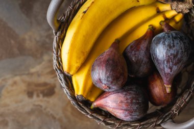 Sepette Muz ve Taze İncir, Kapat, En İyi Görüntüle.