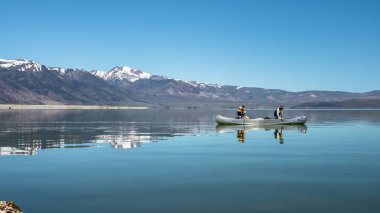 Mono County, Mono Lake/Usa - 28 Mayıs 2017 Mono Gölü'nde Tekne Gezisi. Muhteşem manzara, eşsiz ekosistem. Mono County, Kaliforniya