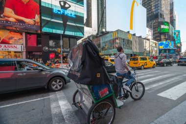 Times Meydanı. Trafik, binalar, turistler. Şehir Hayatı