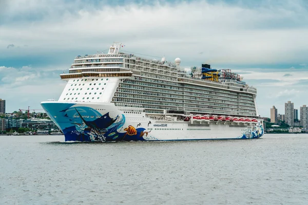 New York City Usa May 2019 Norwegian Escape Cruise Ship — стоковое фото