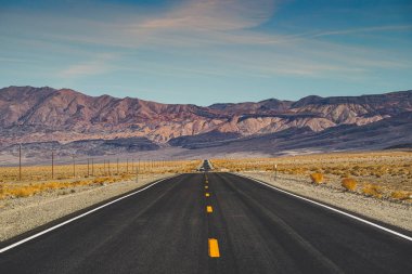 Çölden Geçen Manzaralı Yol. Ölüm Vadisi Ulusal Parkı