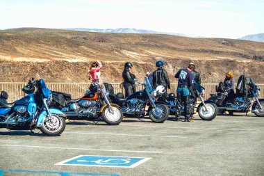  Dağlık bir yolda Bisikletciler grubu. Ölüm Vadisi gezisi. 