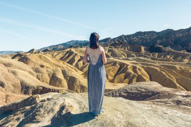 Çöl yürüyüşü. Zabriskie Point altın Kanyon görünümü, ölüm VA