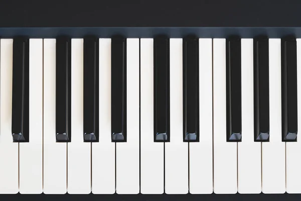 Piyano klavye yakın yukarı, yukarıdan görünüm