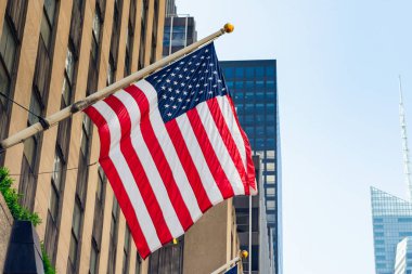 New York Gökdelenler ve Açık Mavi Gökyüzüne Karşı Amerikan Bayrağı