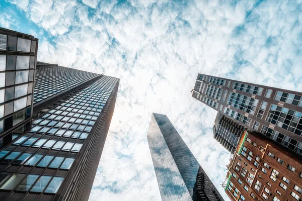 Hedendaagse glazen wolkenkrabbers reflecteren bewolkte hemel, NYC — Stockfoto