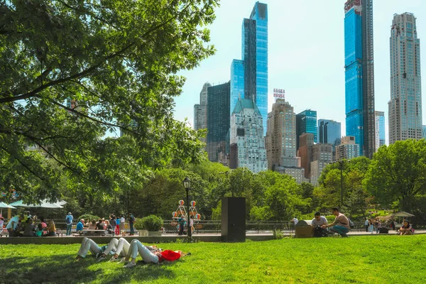 Ciudad Nueva York Estados Unidos Mayo 2019 Personas Descansando Central — Foto de Stock