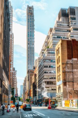 New York şehir/ABD-25 Mayıs, 2019 Street Scene ve Midtown Manhattan 'da apartman binaları Sunny Daylight, NYC