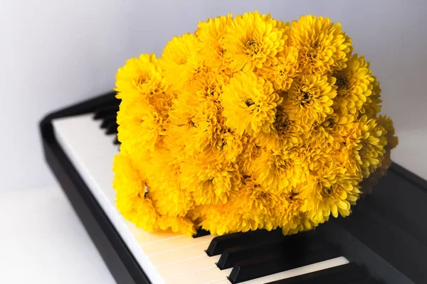 Chrysanthème Jaune Clavier Pour Piano Fêtes Fête Amour Concept Vintage — Photo