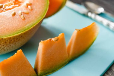 Cantaloupe kavun. Turuncu Cantaloupe kavun Slice üzerinde bir doğrama Board bir mutfak masasında yakın yukarı