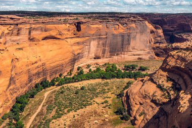 Canyon de Chelly Ulusal Anıtı. Arizona'ya Güz Gezisi. Bu Doğal Kanyon Navajo Land Arizona Kuzeydoğu Kesiminde yer almaktadır.