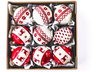 Noel Süsleri. Beyaz Arka Plan üzerine Izole Noel Süslemeleri ile Kutu, Close Up, Doğrudan Yukarıdan