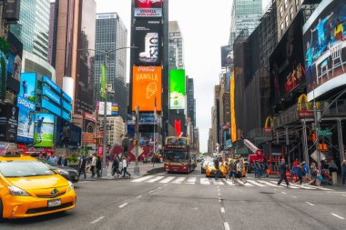 New York City/Usa - 28 Mayıs 2019 Turistlerle Times Meydanı. Broadway Tiyatro Bölgesi, Turistler, Trafik, Sarı Taksi Parlak Işıklı Hub.