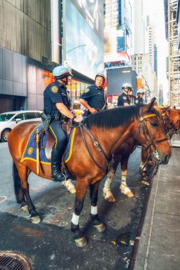 New York City/Usa -27 Mayıs 2019 Times Meydanı. Sokak Sahnesi, Nypd Polis Atları Times Square.Tourists, Trafik, Şehir Hayatı Kaçtı 