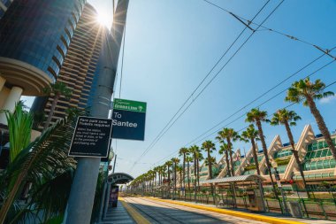 San Diego/Amerika - 11 Ağustos 2019. San Diego Kongre Merkezi İstasyonu, San Diego Arabası üzerinde Yeşil ve Gümüş Hatları Bir İstasyonu