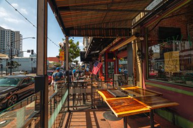 San Diego/Amerika - 11 Ağustos 2019. San Diego, Kaliforniya. Güneşli Sabah. Restoranlar Ziyaretçi Bekleyin. Beşinci Cadde, Tarihi Şehir Merkezi. Sokak Görünümü, Mimari, İç, Turizm
