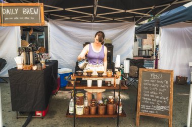 San Diego/Amerika - 11 Ağustos 2019. San Diego Pazar Sokak Pazarı. Gaslamp Esnaf Pazarı Fifth Avenue üzerinde Tarihi Gaslamp Mahallesi kalbinde yer almaktadır. Küçük Rahat Kahve Dükkanı