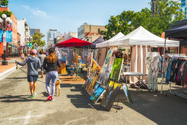 San Diego/Amerika - 11 Ağustos 2019. San Diego Pazar Sokak Pazarı. Gaslamp Esnaf Pazarı Beşinci Cadde'de Tarihi Gaslamp Mahallesi'nin kalbinde yer alan.