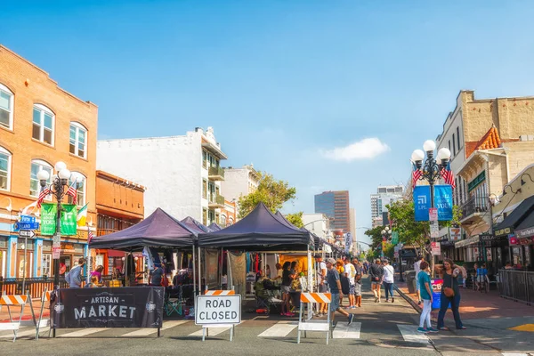 San Diego/Amerika - 11 Ağustos 2019. San Diego Pazar Sokak Pazarı. Gaslamp Esnaf Pazarı Beşinci Cadde'de Tarihi Gaslamp Mahallesi'nin kalbinde yer alan.