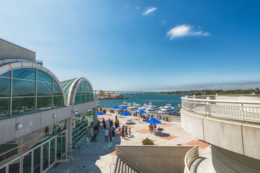 San Diego/Amerika - 11 Ağustos 2019. San Diego Kongre Merkezi, Marina District Downtown Tarihi Gaslamp Quarter karşısında yer almaktadır. Marina Harbor Güzel Görünümü ve Arka Planda Clear Blue Sky ile Coronado Köprüsü