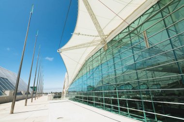 San Diego/Amerika - 11 Ağustos 2019. San Diego Kongre Merkezi, Marina District Downtown Tarihi Gaslamp Quarter karşısında yer almaktadır. Marina Harbor Güzel Görünümü ve Arka Planda Clear Blue Sky ile Coronado Köprüsü