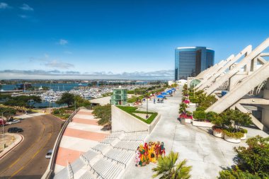 San Diego/Amerika - 11 Ağustos 2019. San Diego Kongre Merkezi, Marina District Downtown Tarihi Gaslamp Quarter karşısında yer almaktadır. Marina Harbor Güzel Görünümü ve Arka Planda Clear Blue Sky ile Coronado Köprüsü