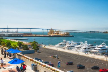 San Diego/Amerika - 11 Ağustos 2019. San Diego Kongre Merkezi, Marina District Downtown Tarihi Gaslamp Quarter karşısında yer almaktadır. Marina Harbor Güzel Görünümü ve Arka Planda Clear Blue Sky ile Coronado Köprüsü