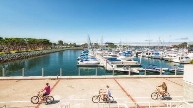 San Diego/Amerika - 11 Ağustos 2019. San Diego Marina Limanı. Embarcadero Park South Lüks Yatlar ve İnsanlar Güneşli Günü Gezinti Keyfini. San Diego Kongre Merkezi'nden görünüm.