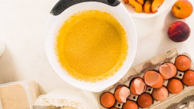 Hamur Tarifi Malzemeler ve Taze Şeftali ile Kek Pişirme. Üstte Görüntüle, Beyaz Arka Plan