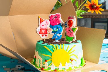 Peppa Pig Doğum Günü Pastası. Mutlu 2 Yıl Doğum Günü Pastası Close Up