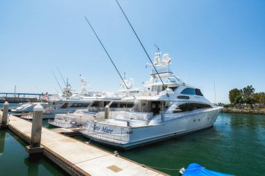 San Diego / Usa - 11 Ağustos 2019 San Diego Marina Limanı, Beşinci Cadde İniş. Güzel güneşli bir gün, Lüks Yatlar Marina 'ya yanaştı