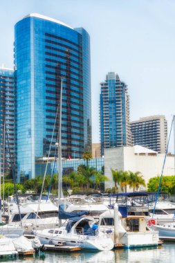 San Diego Marina Limanı ve Skyline. Lüks Yatlar Marina 'da, Modern Bina Arka planda. Dikey Sancak
